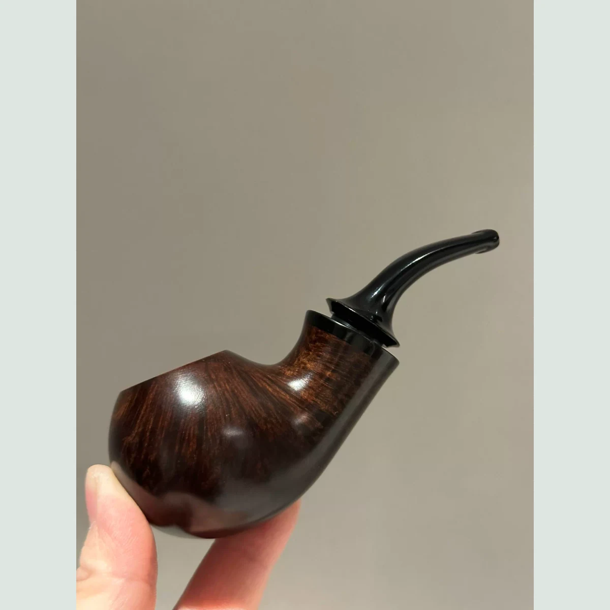 Apple Bent Cooling Chamber Solid Briar Wood Tobacco Pipe visible shape and finish detail