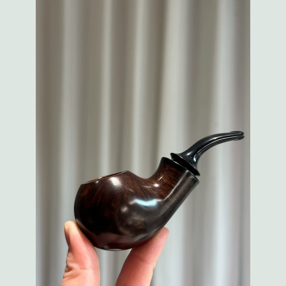 Apple Bent Cooling Chamber Solid Briar Wood Tobacco Pipe visible shape and finish detail
