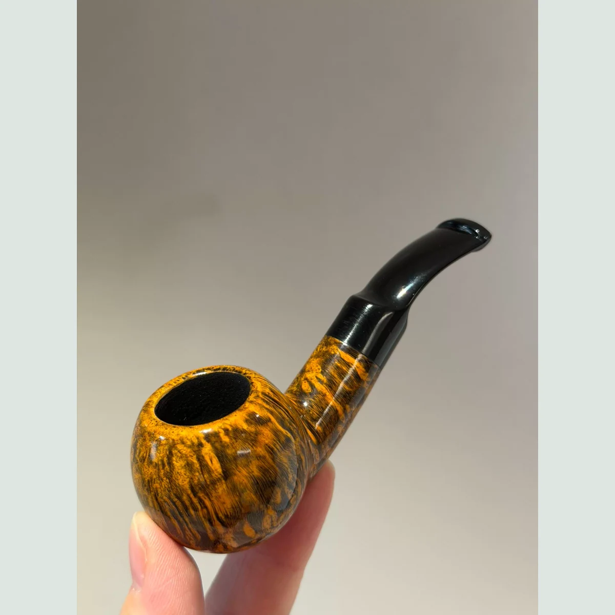 Apple Pocket Size Solid Briar Wood Tobacco Pipe visible shape and finish detail