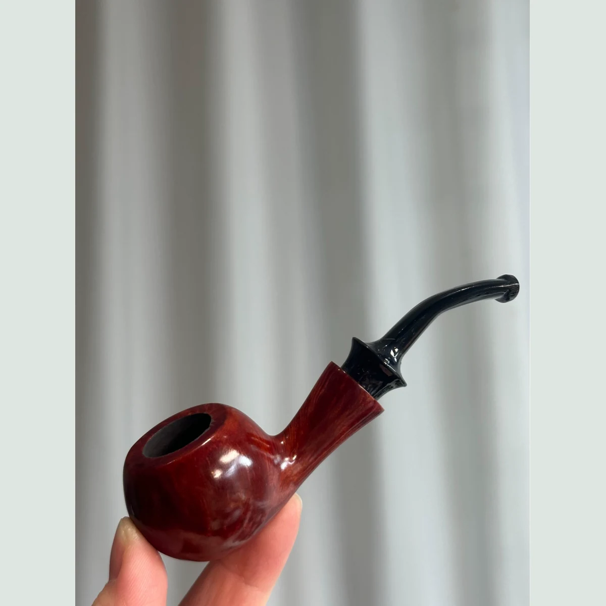Apple Pocket Size Solid Briar Wood Tobacco Pipe visible shape and finish detail