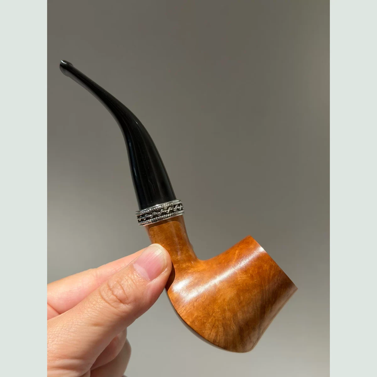 Natural Volcano Bent Solid Briar Wood Tobacco Pipe supporting product view