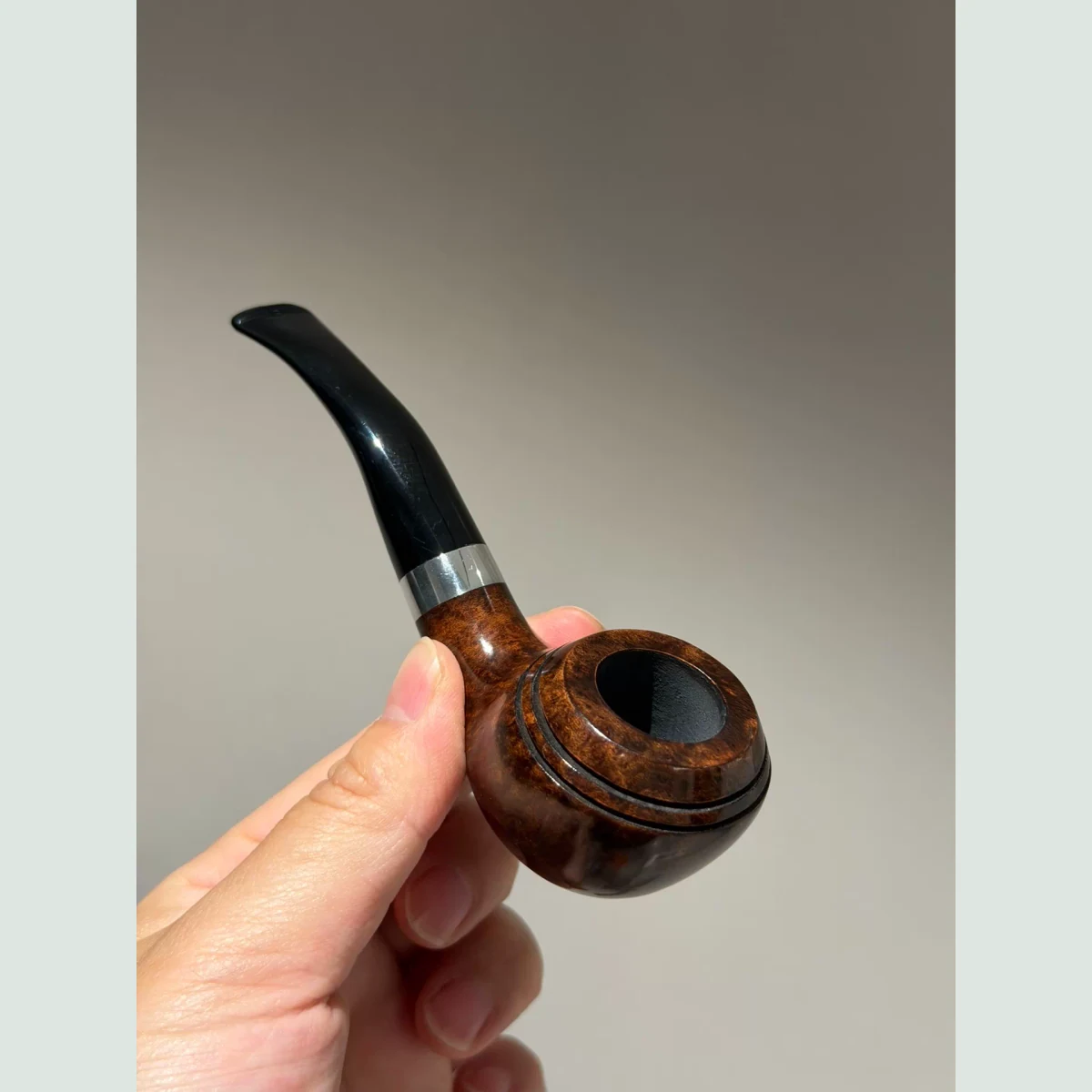 Rhodesian Bulldog Bent Solid Briar Wood Tobacco Pipe visible shape and finish detail