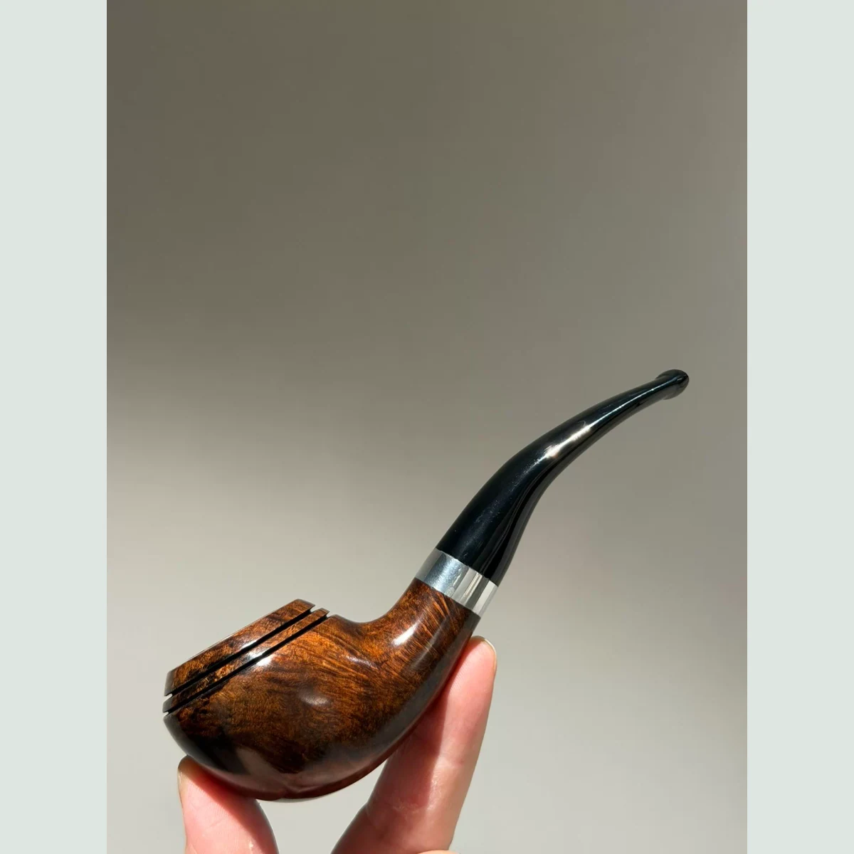Rhodesian Bulldog Bent Solid Briar Wood Tobacco Pipe supporting product view