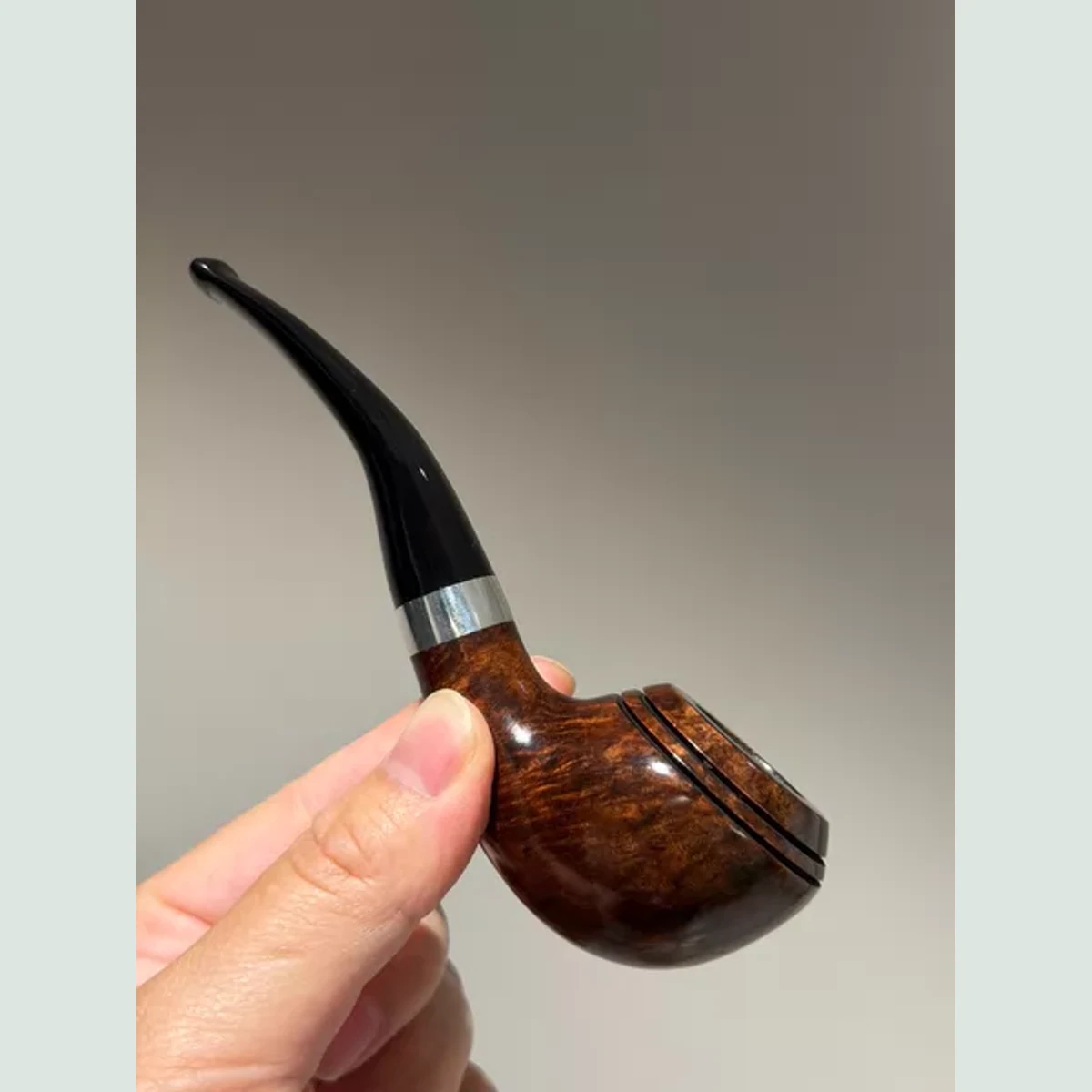 Rhodesian Bulldog Bent Solid Briar Wood Tobacco Pipe visible shape and finish detail