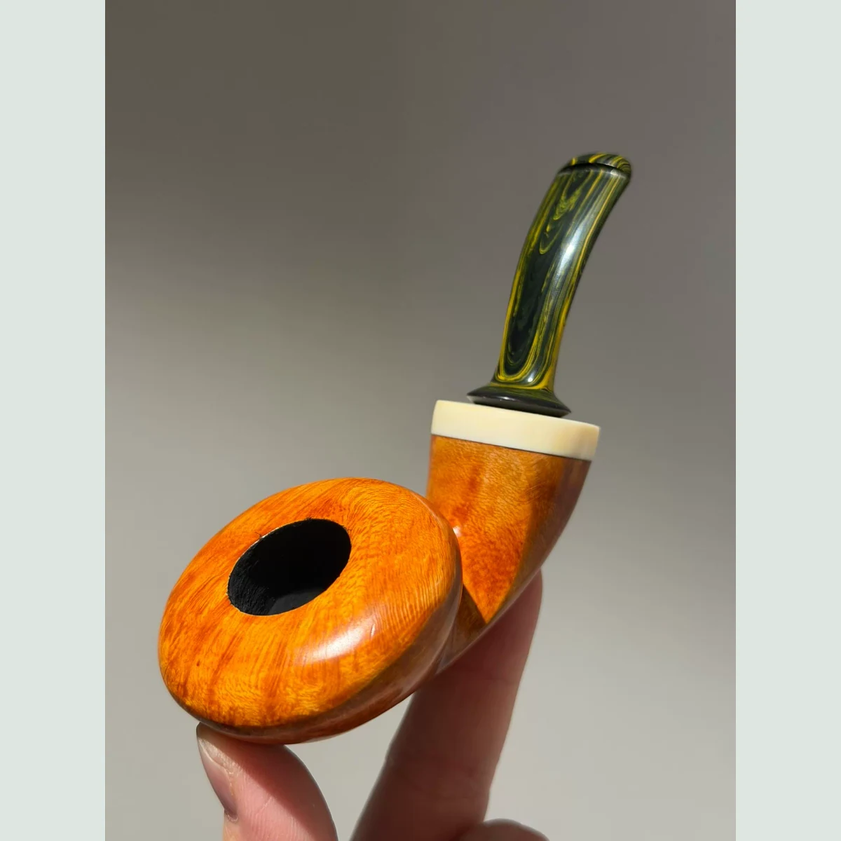 Ruyi Mushroom Cooling Chamber Solid Briar Wood Tobacco Pipe visible shape and finish detail