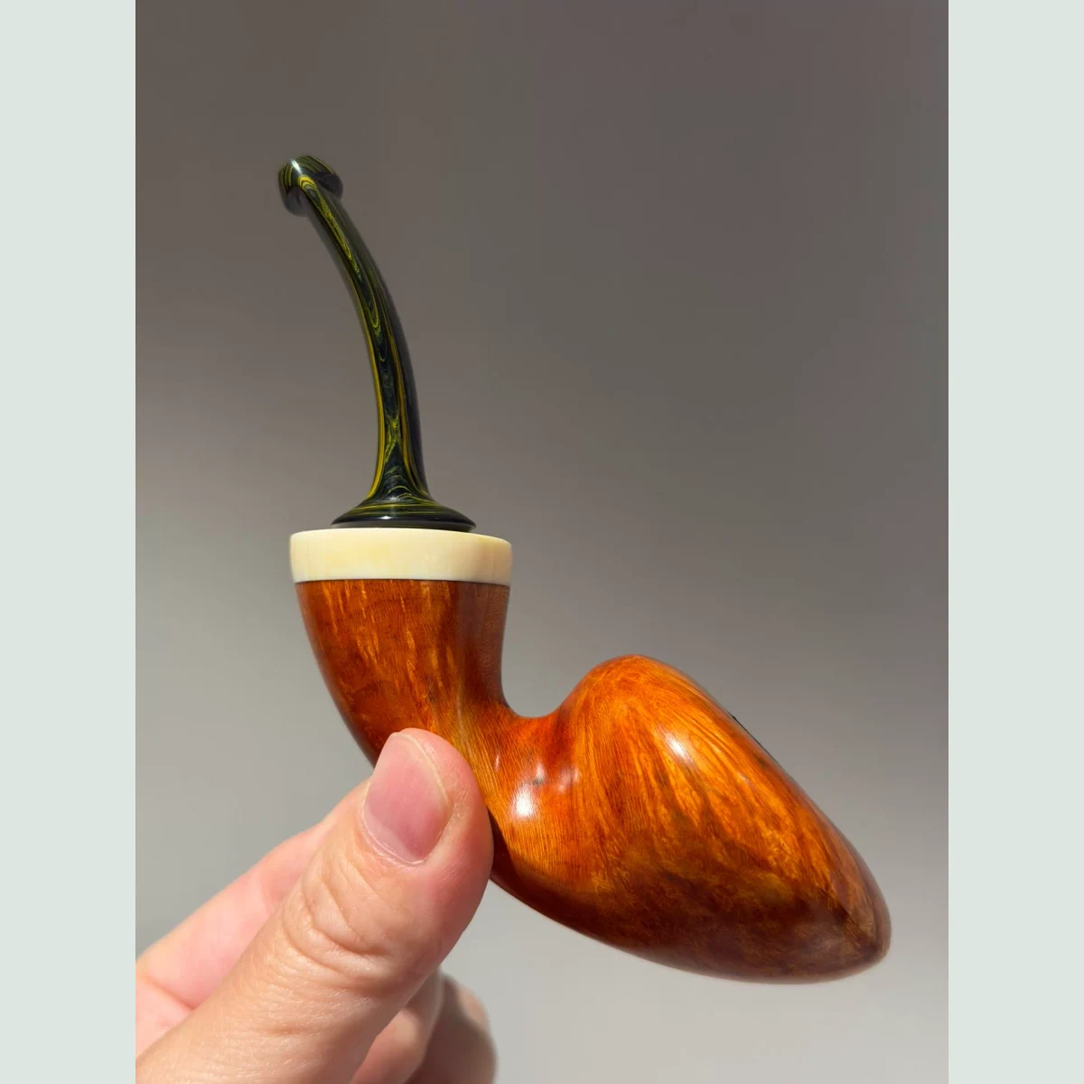 Ruyi Mushroom Cooling Chamber Solid Briar Wood Tobacco Pipe supporting product view