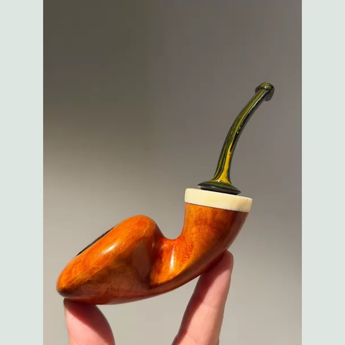 Ruyi Mushroom Cooling Chamber Solid Briar Wood Tobacco Pipe visible shape and finish detail