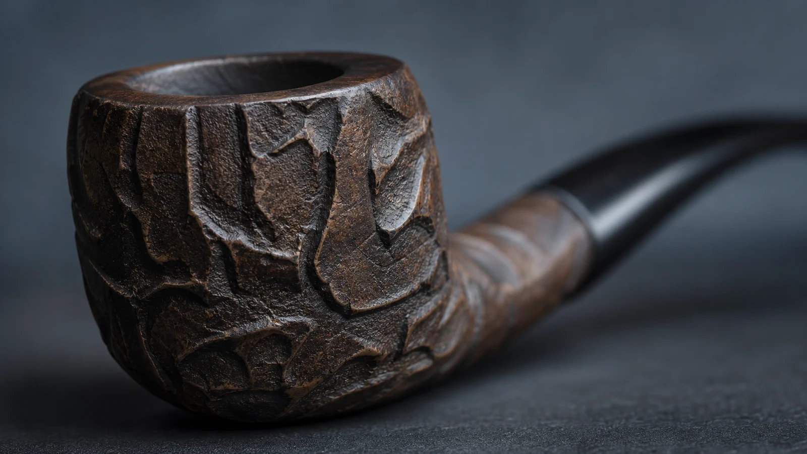 Carved Briar Tobacco Pipes: Reading the Visible Detail