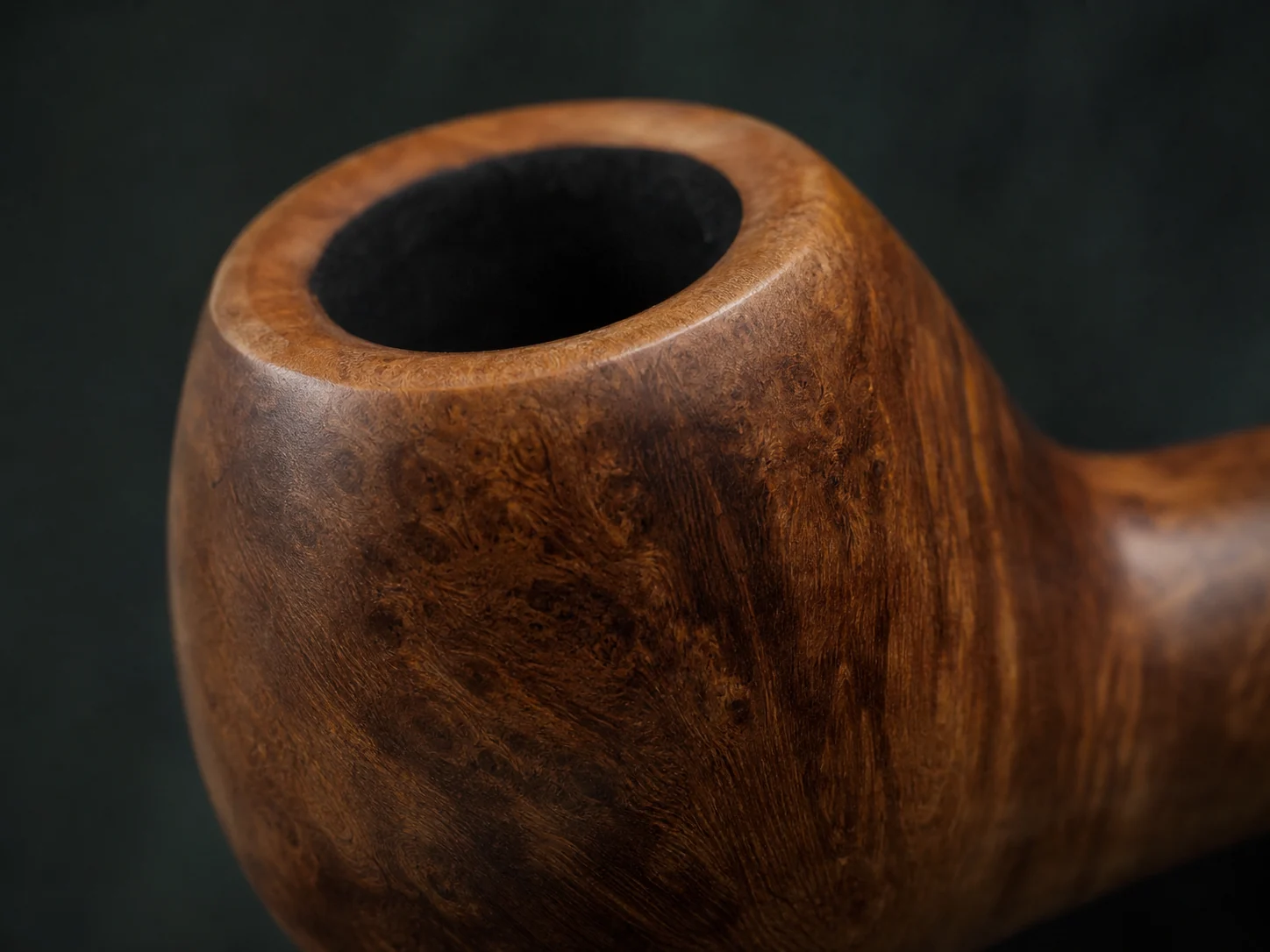 Close view of generic briar grain, bowl form, rim, and chamber opening